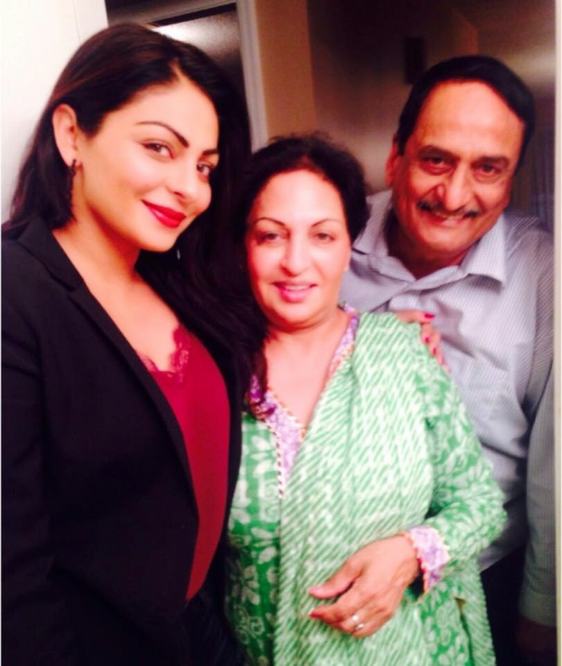 Neeru Bajwa Family Members Family Background Pictures Sister, Brother, Husband Name