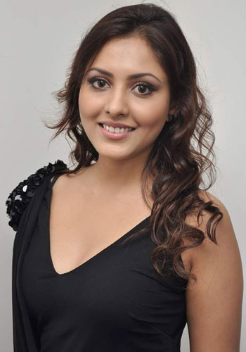 Madhu Shalini Model Actress Height Weight Body Measurements Bra Size