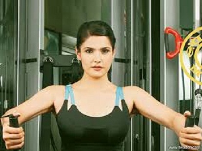 Zarine Khan Weight Loss Tips Diet Plan Workout Gym Fitness Routine 03