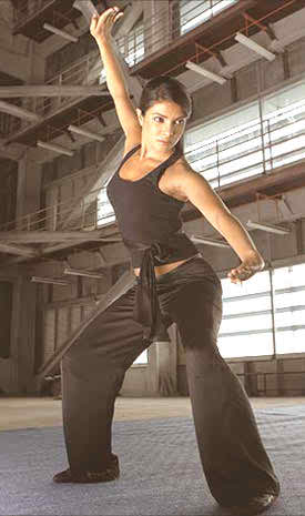 Priyanka Chopra Workout Routine Gym Exercise Diet Plan Yoga Chest Ads Leg fitness Tips 03