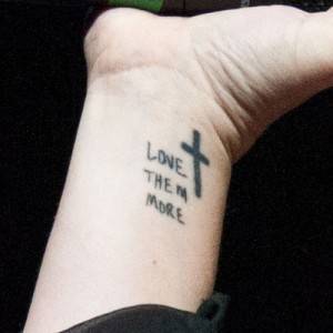 kelly-clarkson-love-them-more-wrist-tattoo