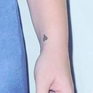kelly-clarkson-heart-wrist-tattoo