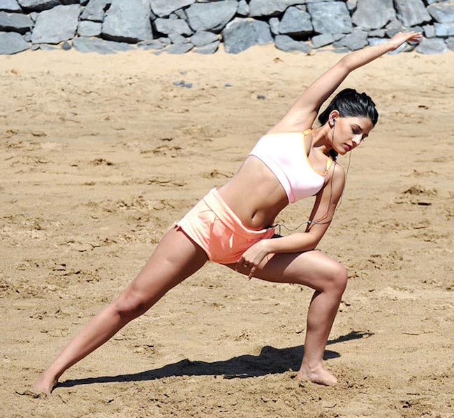 Jasmin Walia workout on the beach in Tenerife