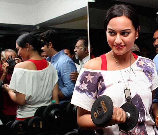 Sonakshi Sinha Weight Loss Diet Plan Workout Routine For Legs, Breast , Belly, Hips 04