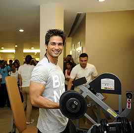 shahid kapoor Workout Routine Gym Bicep Chest Exercise Fitness Plan Diet Chart Bodybuilding 01