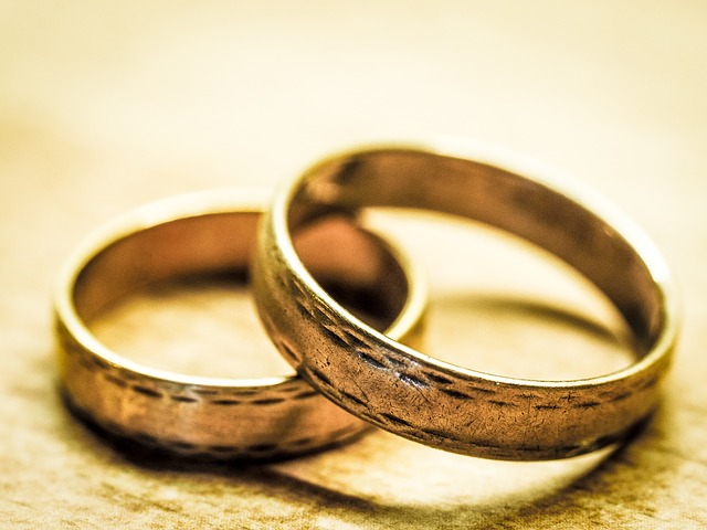 Wedding band price estimation article